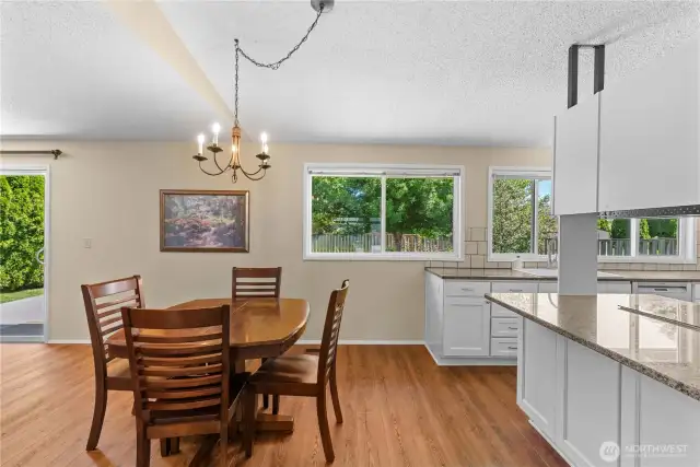Expandable dining space