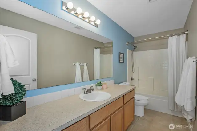 Full bathroom in hallway