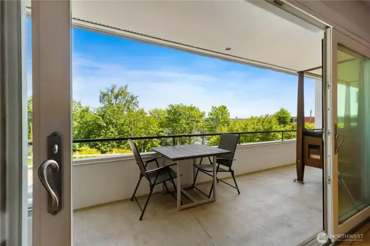 300sq ft patio with views of Lake Union.