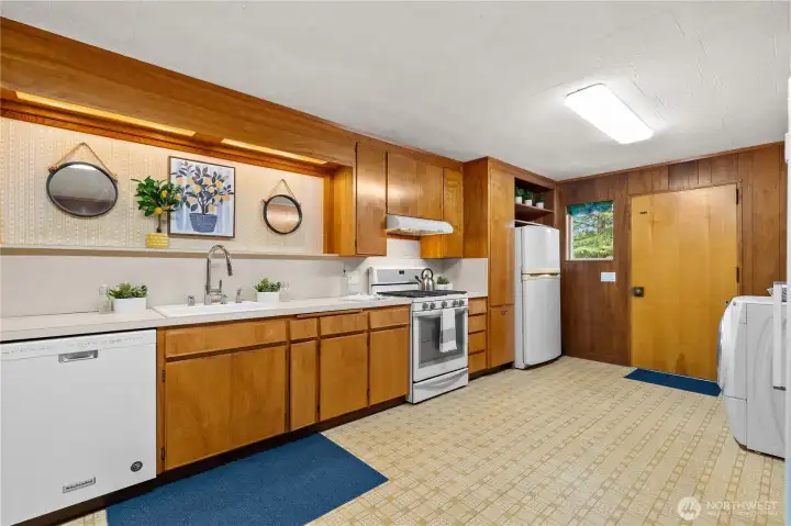 A true "Country Kitchen" complete with an eating area is featured here. All appliances are included with your purchase. A true "Country Kitchen" complete with an eating area is featured here. All appliances are included with your purchase.