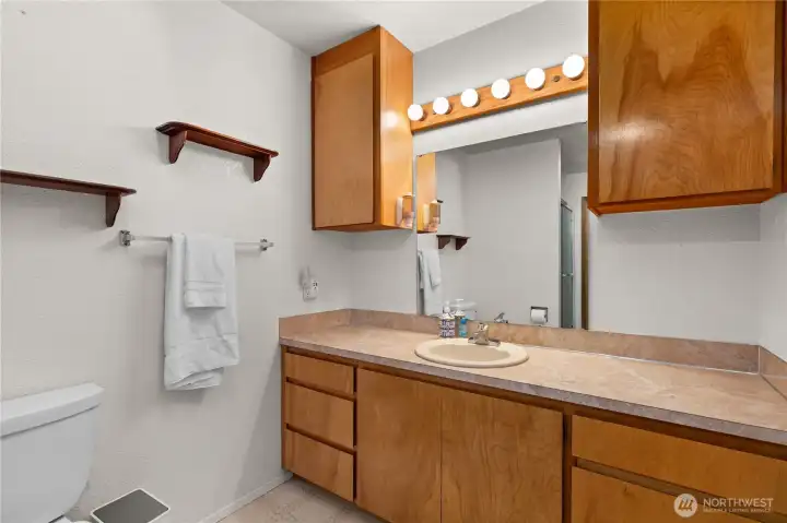 2nd bathroom. 2nd bathroom.