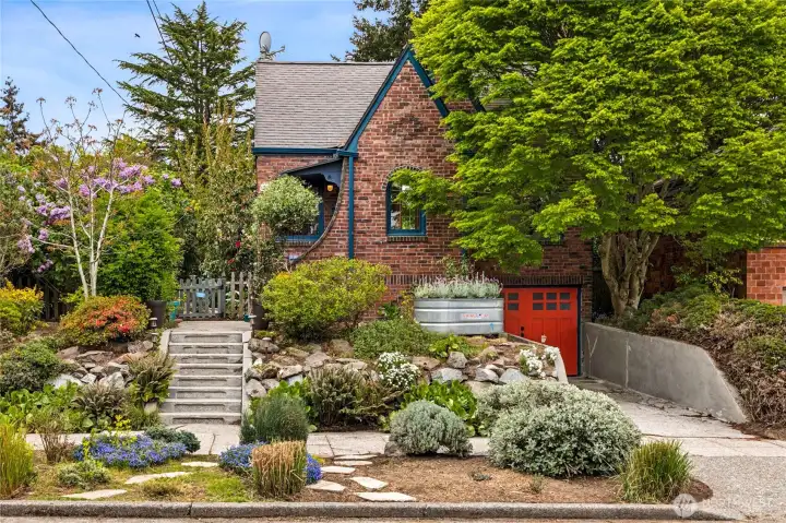 Mature landscaping abounds!