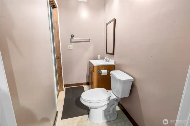 Downstairs Half Bath of Laundry/Garage Downstairs Half Bath of Laundry/Garage