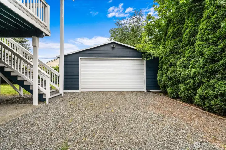 Separate Shop / Garage Separate Shop / Garage