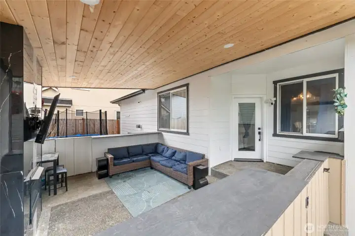 covered patio w/ propane hook up