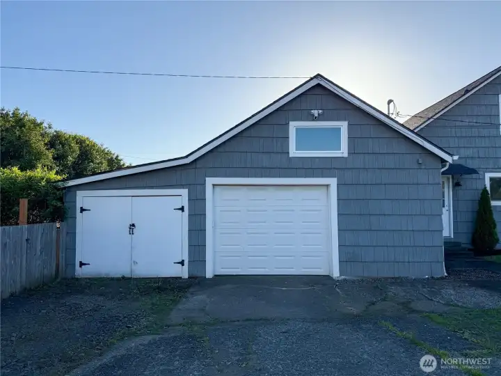 Garage & workshop
