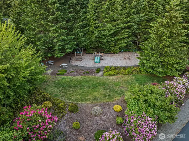 Beautiful Community Park steps away. Beautiful Community Park steps away.