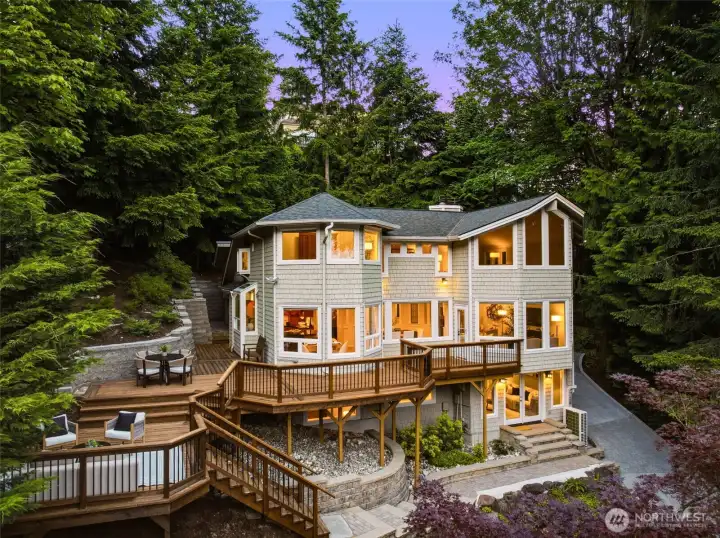 Just minutes from Houghton Beach Park, Lake Washington, downtown Kirkland, downtown Bellevue, premier shopping, dining, and easy access to SR-520.
