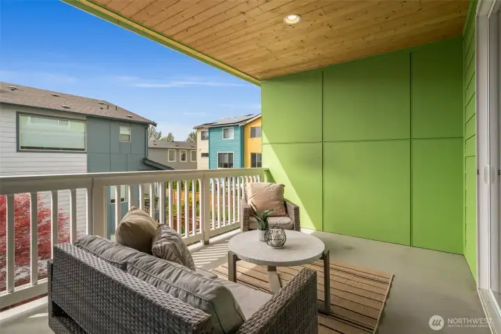 Great light on the west-facing deck. Great light on the west-facing deck.