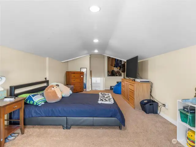 Bonus room or large bedroom above garage