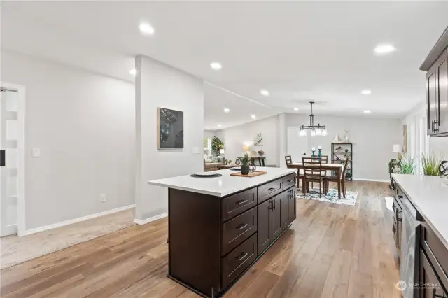 Kitchen w/Large Island w/Tons of Extra Cabinets!