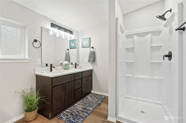 Primary Bath w/Luxurious Soaking Tub!