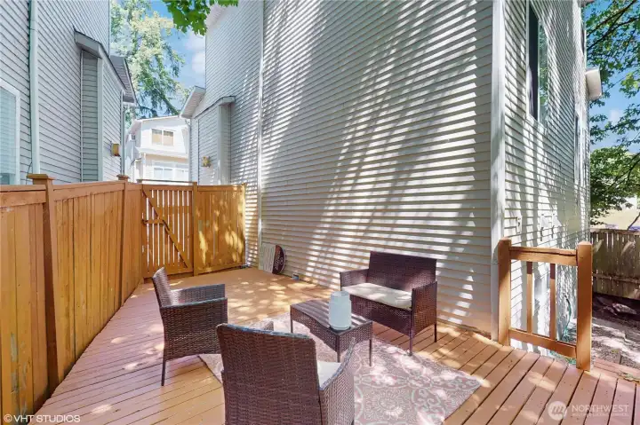 Huge Deck Overlooking Greenbelt & Wildlife Reserve