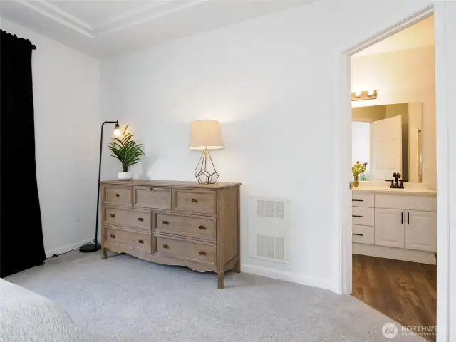 Connected private ensuite.