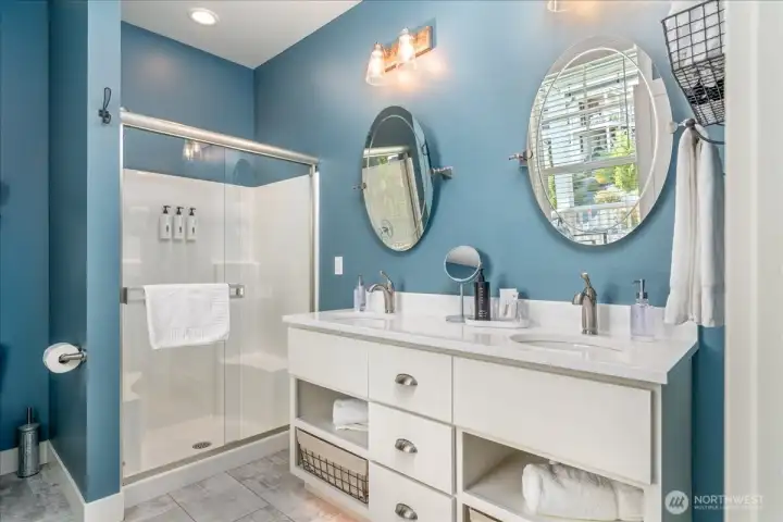 Upper Level on-suite bedroom bathroom.