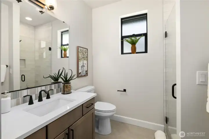 Guest ensuite.