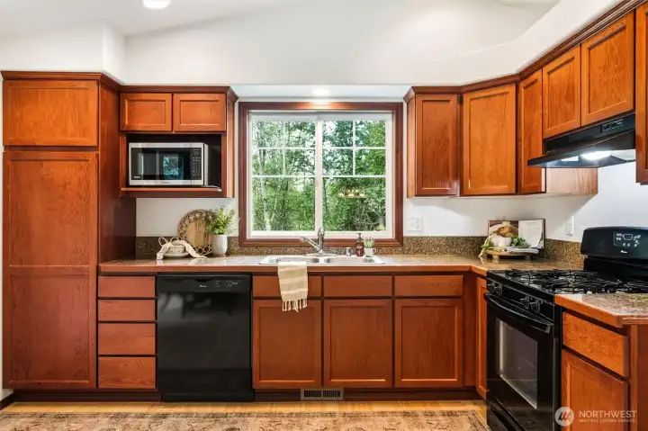 The kitchen window overlooks the territorial veiws and side yard.