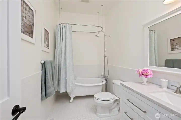 Full Bathroom 2
