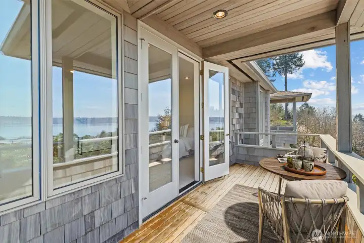 Deck (virtually staged)