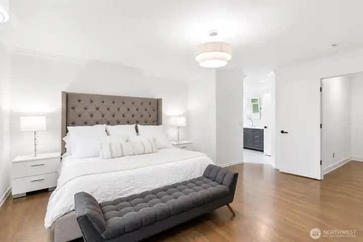 Primary bedroom with ensuite bath & walk-in closet