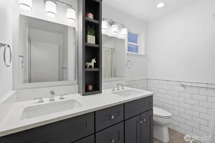 Bathroom (upper level)
