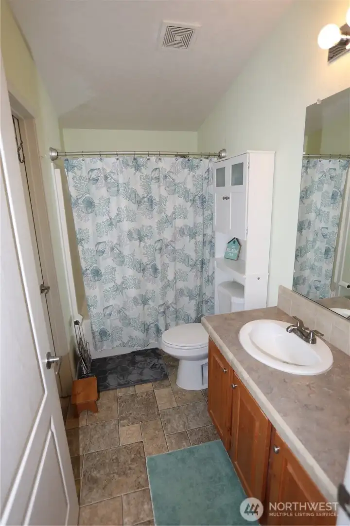 Full hall/second bathroom.