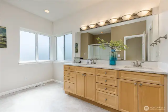 Primary bath with dual sinks