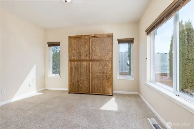 Second bedroom - Murphy bed stays!