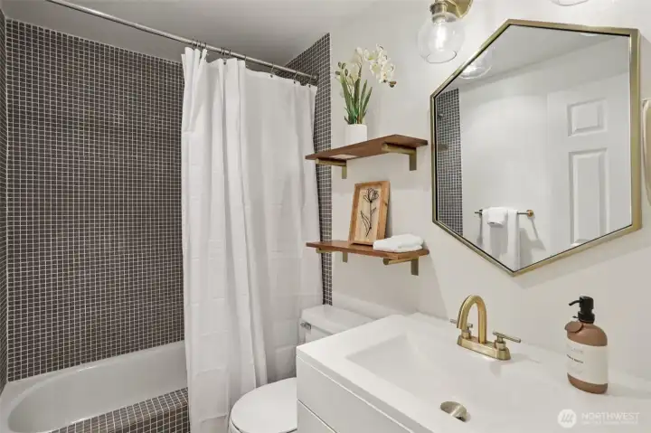 Bathroom w/ Tub