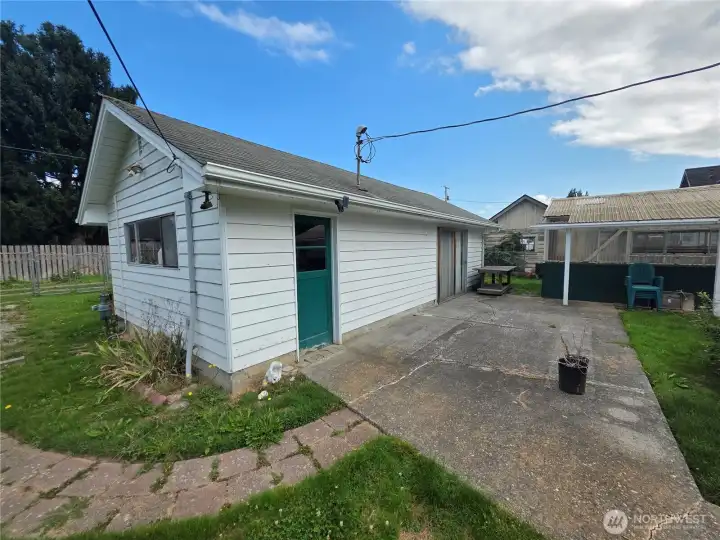 Detached workshop