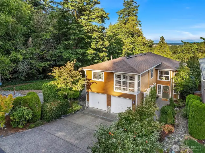 Welcome to this end of cul-de-sac 2 story home with basement, on a level road at the top of Goat Hill in Kirkland.