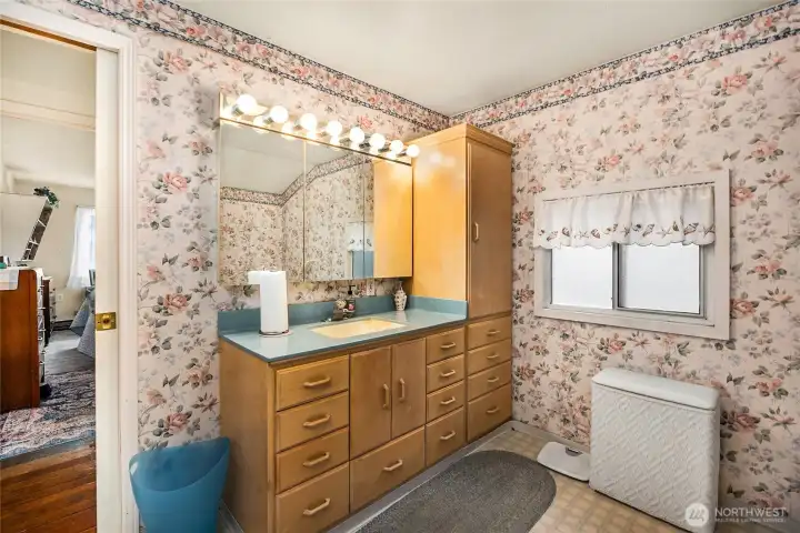 Classic Cute Cabin Bathroom :)