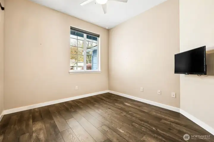 Bedroom three keeps the same warm, buff-toned palette flowing, giving the space that easy, pulled-together feel the second you walk in. The window looks out toward the front of the home, bringing in great natural light and a little connection to the outside world without putting you on display. The ceiling fan here is finished in white, blending right into the ceiling so it does its job without stealing the spotlight. And while the fans are a nice touch, let’s talk about the real luxury, central air conditioning. So whether it’s a hot summer stretch or just one of those warm Pacific Northwest afternoons, this home stays cool and comfortable.