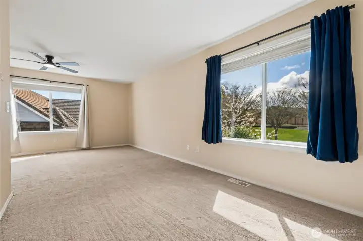 Those oversized picture windows stretch wide and pull in a full bird’s-eye view, the kind that makes the whole room feel even bigger than it already is. The soft buff-toned walls keep things warm and grounded, while the white ceiling lifts everything higher and brighter. It’s open, it’s airy, and it feels like a space you can actually breathe in. And behind the scenes, a forced air gas furnace keeps everything consistently comfortable, so whether this becomes a lounge, a creative space, or a full-on living zone, it performs just as well as it looks.