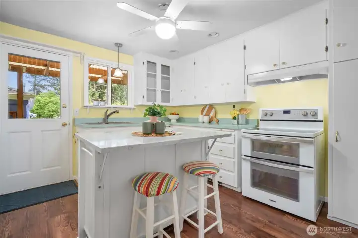eat-in kitchen