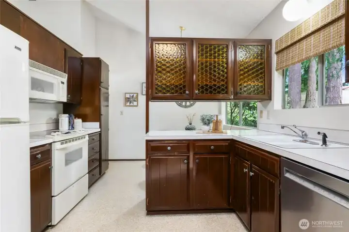 Newer white appliances. Newer white appliances.