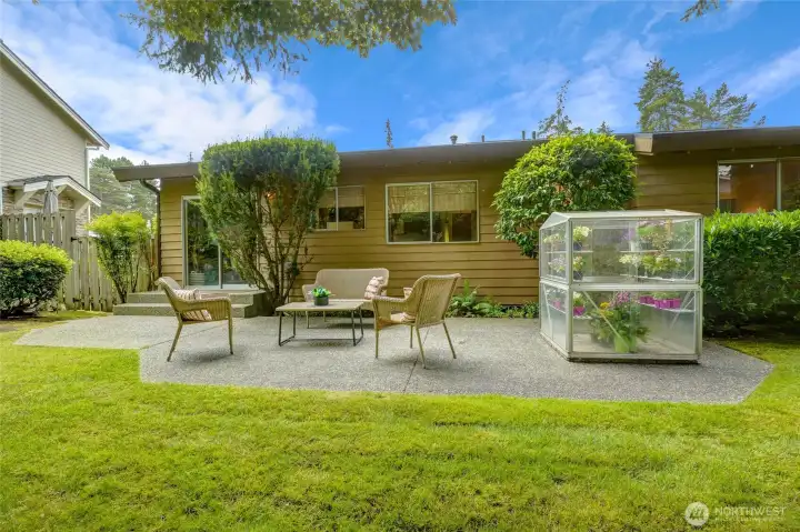 Check out the greenhouse! Check out the greenhouse!