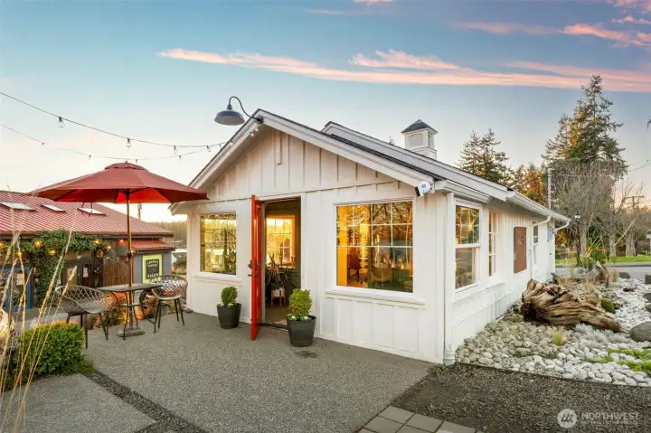 Nestled on beautifully landscaped parcels amongst all the charming shops, restaurants, and amenities of the seaside village of Kingston.