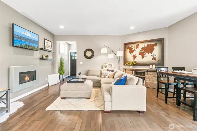 Open concept family room, dinning room & kitchen.