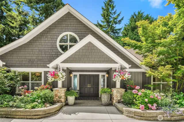 Welcome home! An impressive but cozy and cheerful entryway.