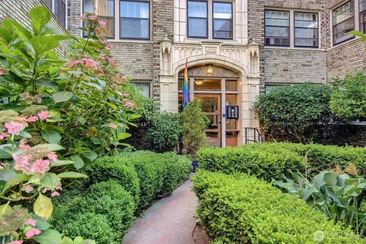 ~lovely courtyard entry