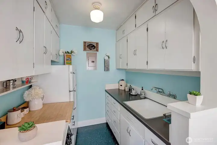 ~lots of cupboards for storage