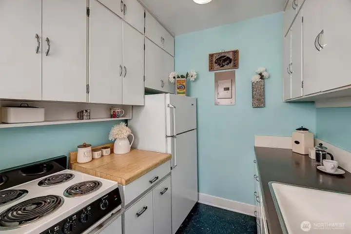 ~functional kitchen easy space to cook in