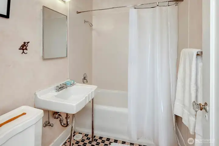 ~bathroom with full size tub/shower