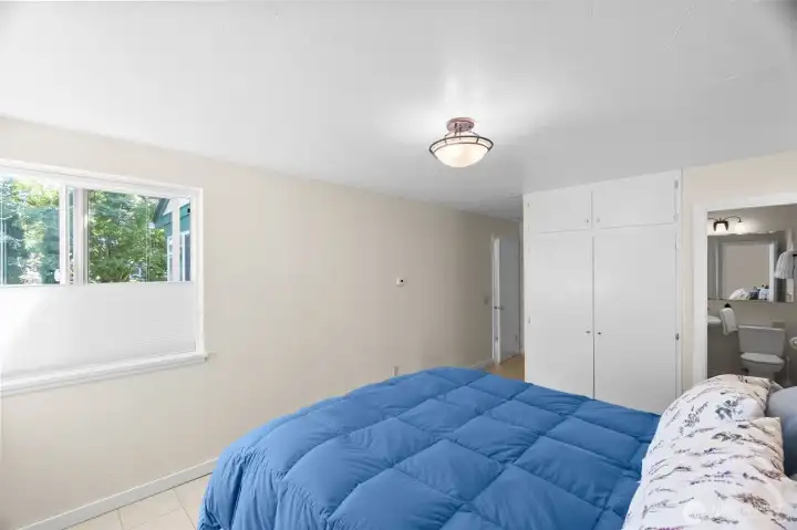 Top-down/bottom-up custom blinds here (and in front office) provide the ultimate in privacy and light allowance--another quality touch.  See the en suite bath to the right.