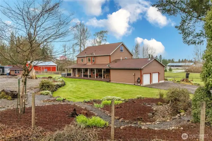 Welcome to your new Enumclaw equestrian home.