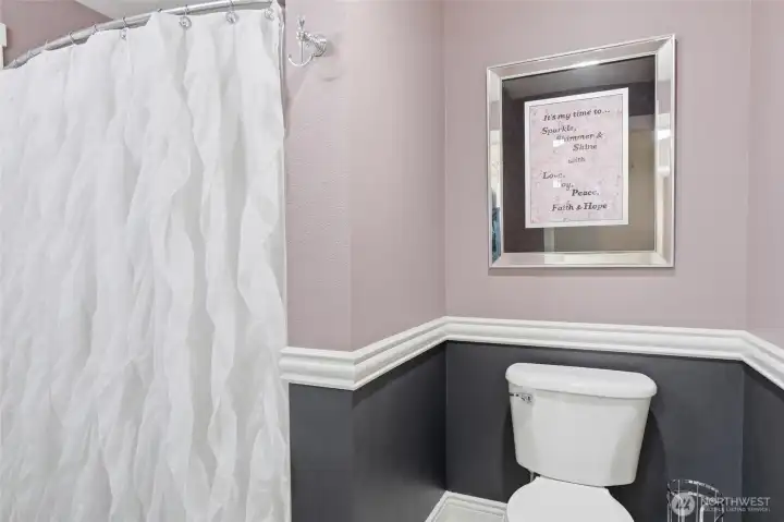 Bathroom with shower/tub