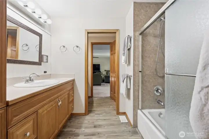 stepping into the main en suite bathroom from the closet you have a pocket door that separates the two sinks and loo, for added privacy and functionality