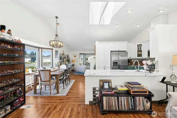 Ideal flow between living areas and the kitchen