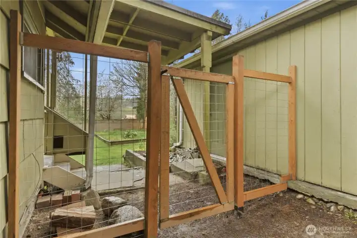 The fully fenced yard offers a private and secure outdoor space, perfect for pets, play, or simply relaxing. It’s easy to maintain and provides a comfortable area to enjoy the outdoors.